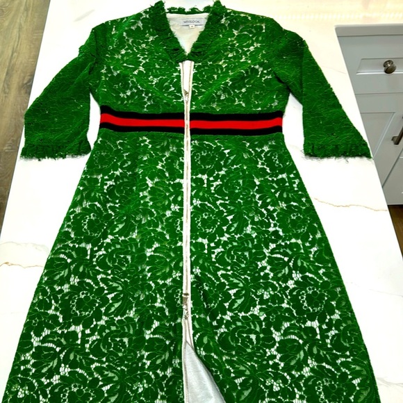 MISSLOOK Dresses & Skirts - Beautiful dress zips on top and bottom